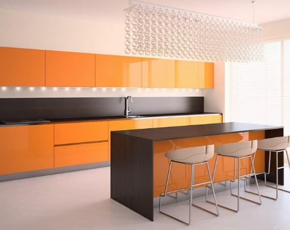 Кухня с фасадами из пластика оранжевого цвета
